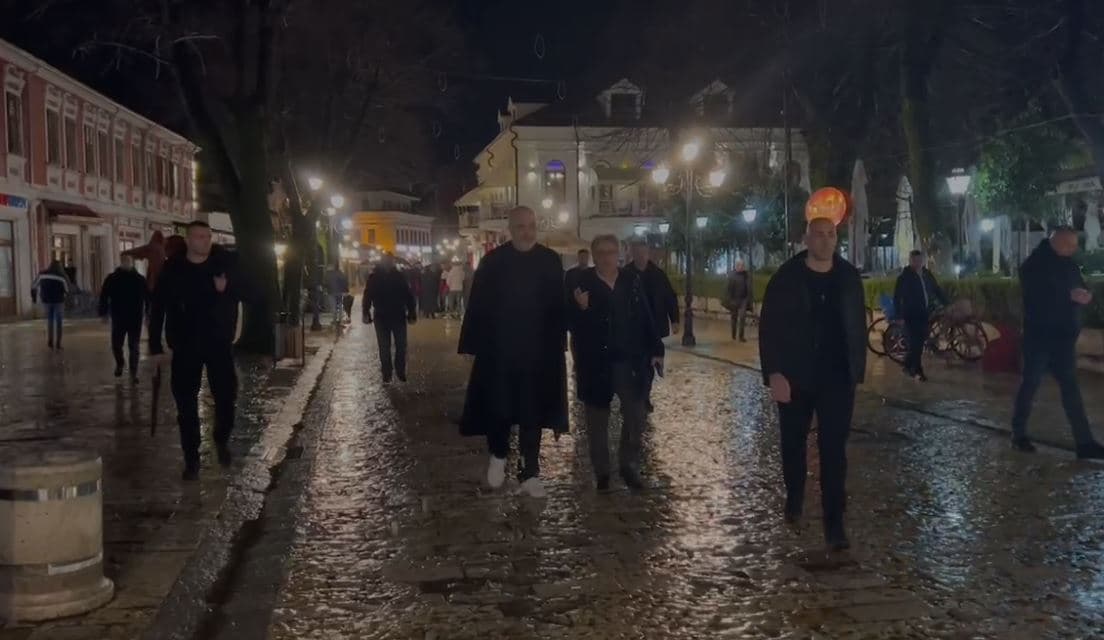 Rama përkrah Benet Becit, merr pjesë në kremtimet e Karnavaleve në Shkodër