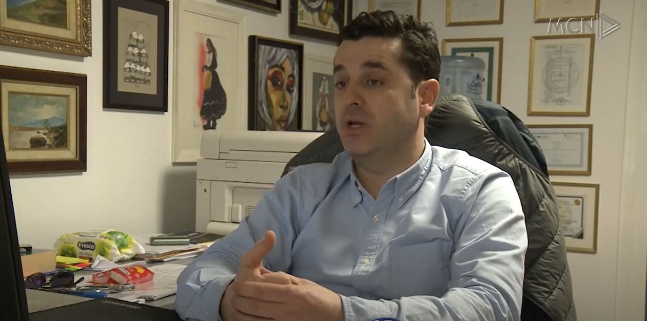 “Kompleksi i defterit”/ Shqiptarët ende i besojnë më shumë letrës fizike (VIDEO)