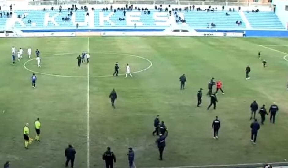 Situatë kaotike në Kukës/ Tifozët futen në fushë, skuadrat largohen në dhomat e zhveshjes