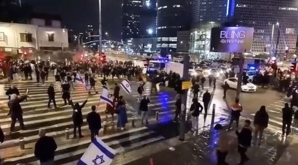 Protestë antiqeveritare në Izrael, demonstruesit përplasen me policinë