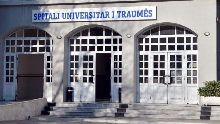 Hidhet nga kati i 3-të i Spitalit të Traumës, ndërron jetë 47-vjeçari (VIDEO)