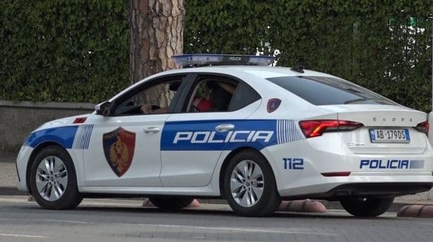 Publikonte foto të qytetarëve me shprehje denigruese dhe për fshirjen e tyre kërkonte shuma parash, arrestohet 22-vjeçari në Tiranë