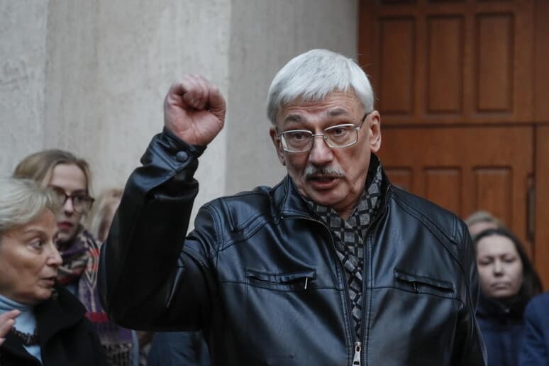 Rusi, kërkohet dënimi me 3 vjet burg për disidentin Orlov
