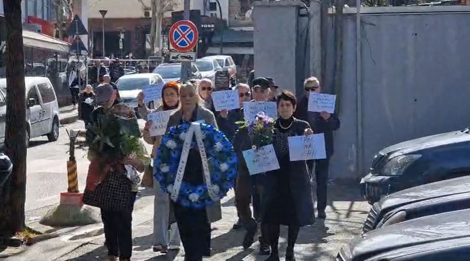  “SPAK na la”/ Aleanca për Mbrojtjen e Teatrit, protestë para Prokurorisë së Posaçme