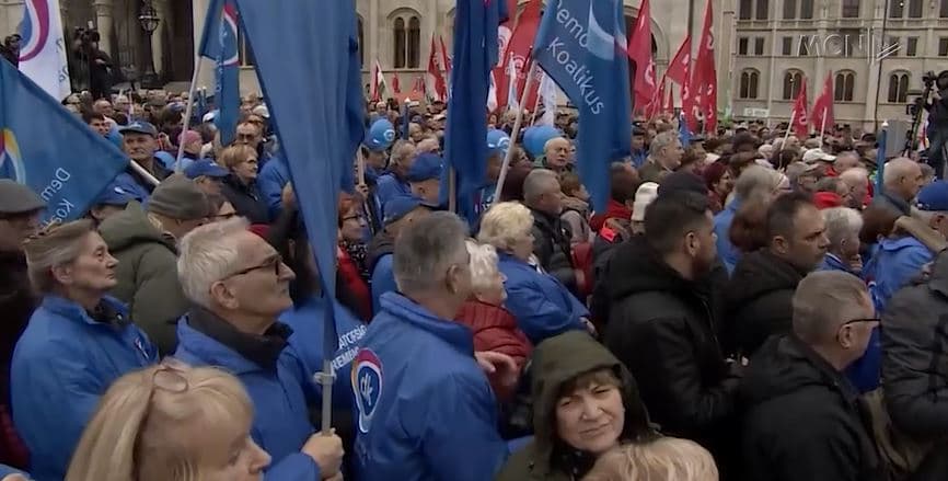 Hungari/ Mijëra qytetarë kërkojnë dorëheqjen e Orban 