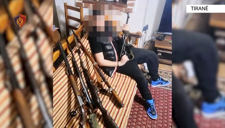 Mbante armë të ftohta në shkollë dhe shtyhej nga i ati të përdorte armë zjarri, procedohet adoleshenti në Tiranë/ Në kërkim babai 
