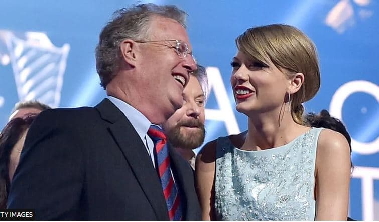 Babai i Taylor Swift akuzohet për sulm ndaj një fotografi