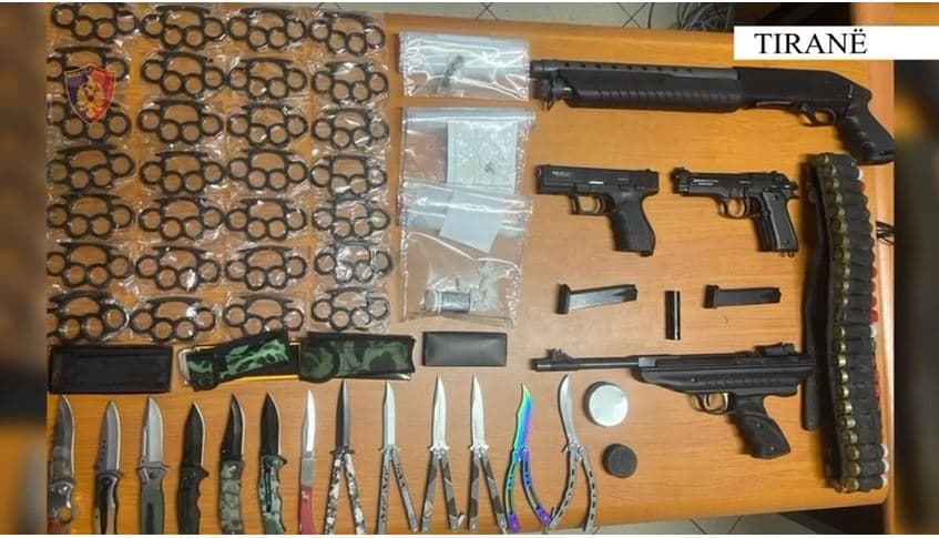  Transportonte armë zjarri me qëllim shitjen e tyre/ Arrestohet në Rinas 45-vjeçari nga Shkodra