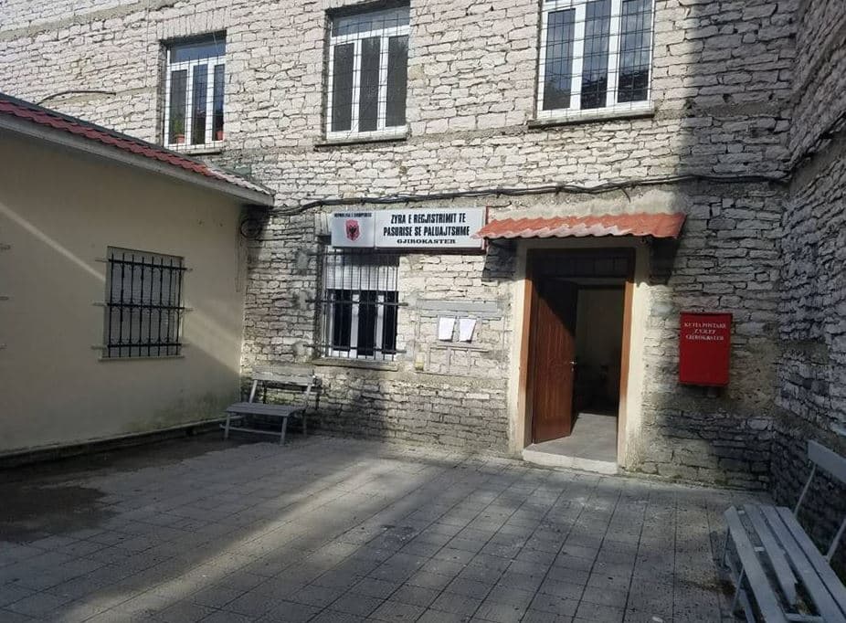 Falsifikuan dokumentet e disa pronave/ Arrestohet ish-kreu i Kadastrës Gjirokastër, Florian Taçi dhe ish-zyrtari Alban Memishaj