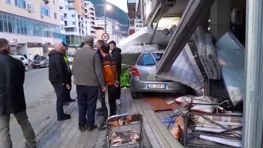 Aksident i frikshëm në Lezhë, makina përfundon brenda dyqanit 