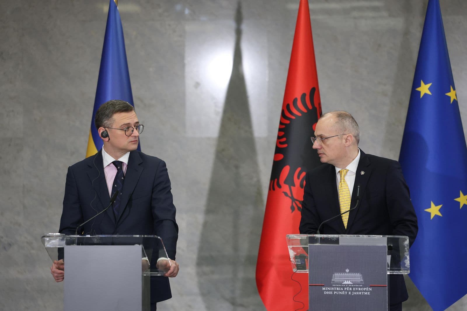 Takimi/ Hasani: Po punojmë për hapjen e ambasadës shqiptare në Kiev. Kuleba: Mirënjohës për mbështetjen