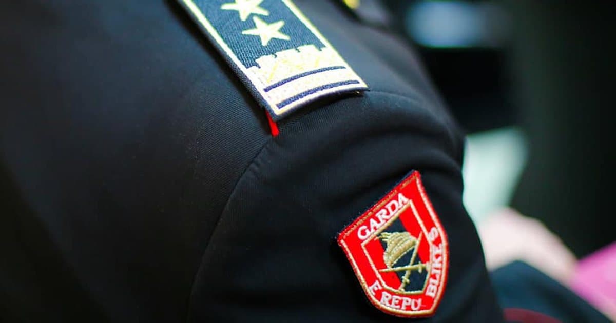 Punonjësi i Gardës denoncon në polici: Më hynë në shtëpi dhe më vodhën armën