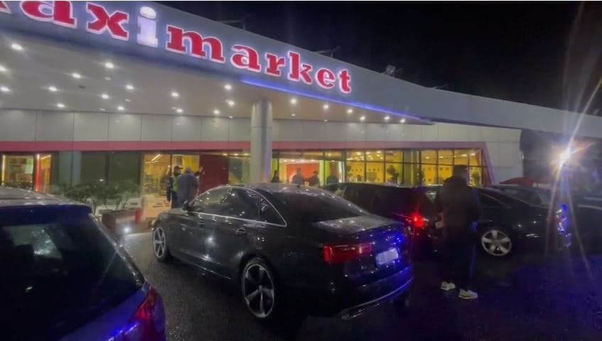 Grabitet me kallashnikov një market në Kavajë