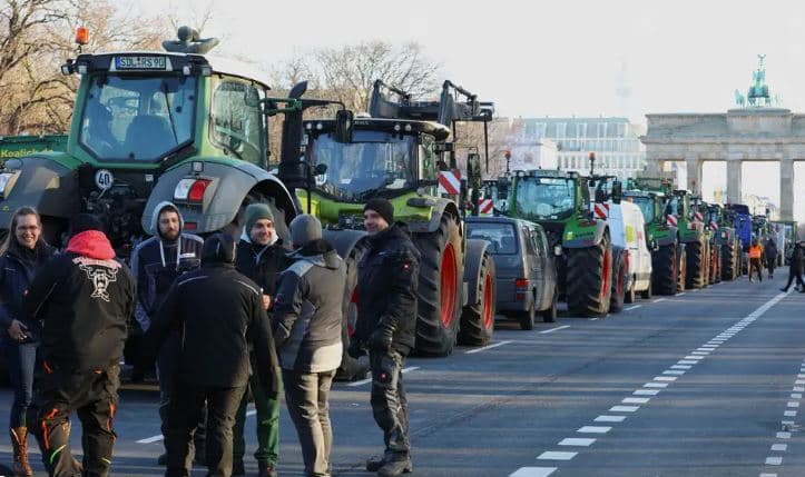 Fermerët “pushtojnë” Harkun e Triumfit, në Gjermani sindikatat pezullojnë transportin publik