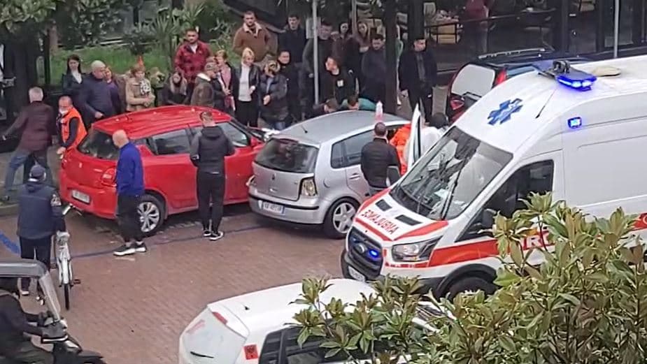 Aksident në Elbasan/ Makina përfundon në lokal duke rrezikuar jetën e klientëve 