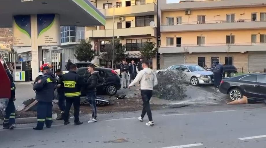 Përplasen 4 makina në Lezhë, plagosen dy persona 
