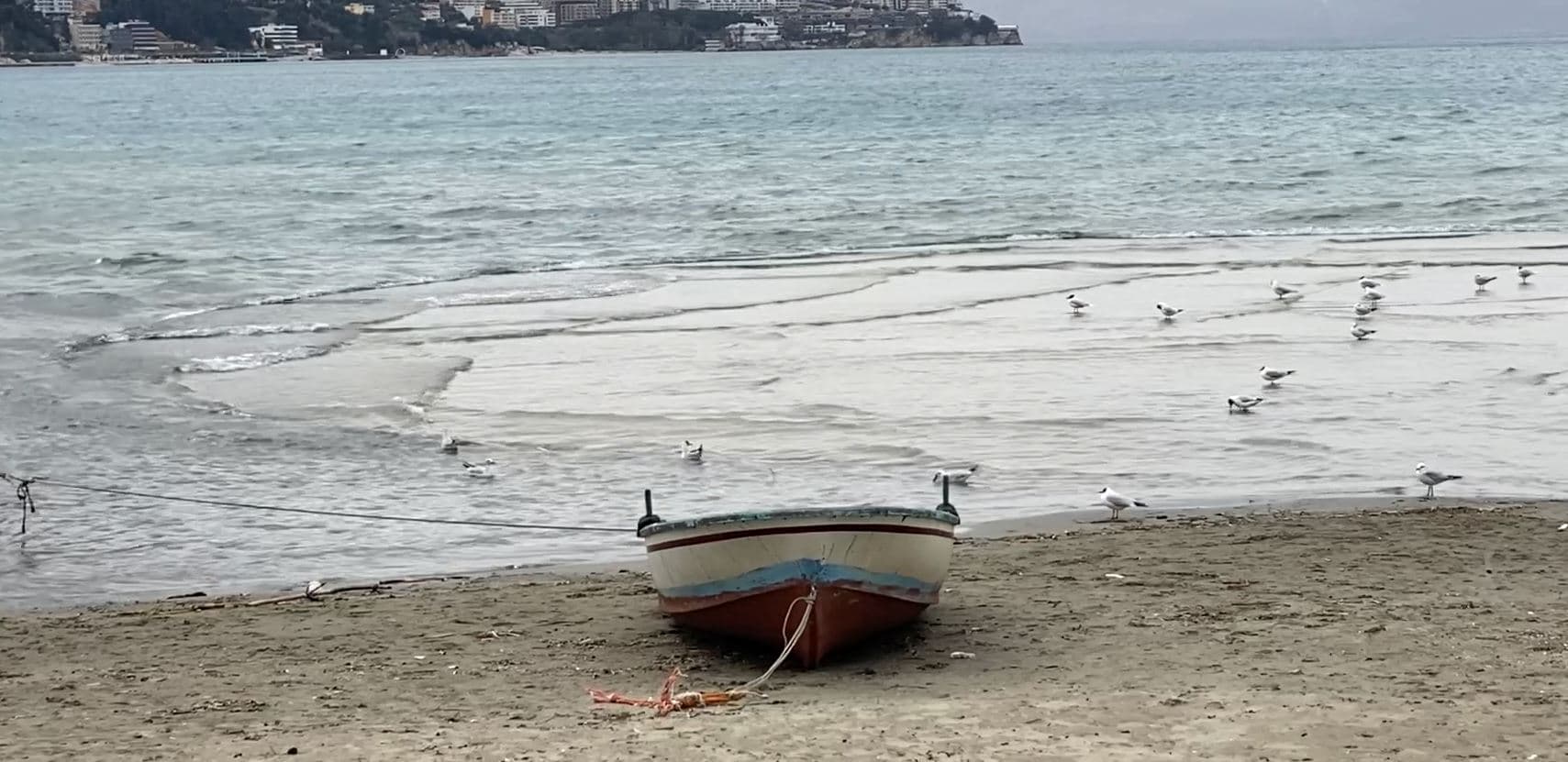 Erë e fortë dhe dallgë, porti i Vlorës pezullon lundrimin për mjetet e vogla