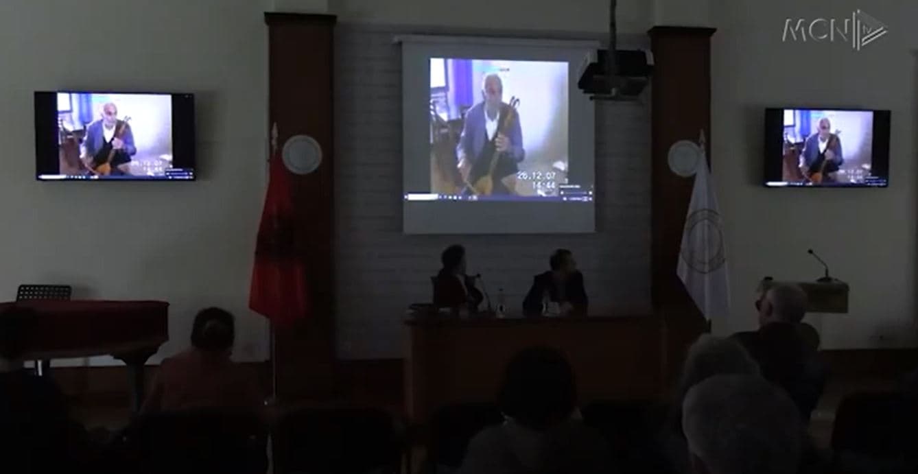 Kumtesë dhe një libër për eposin/ Red Radoja prezanton punën kërkimore dhe “Një këngë kreshnikësh” (VIDEO)