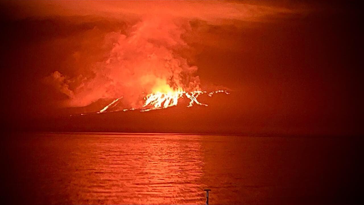 Derdhet llava në det, shpërthen vullkani në ishullin e pabanuar Galapagos (VIDEO)