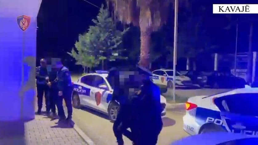  Vodhën pesë automjete dhe dy targa/ Arrestohen babë e bir në Kavajë