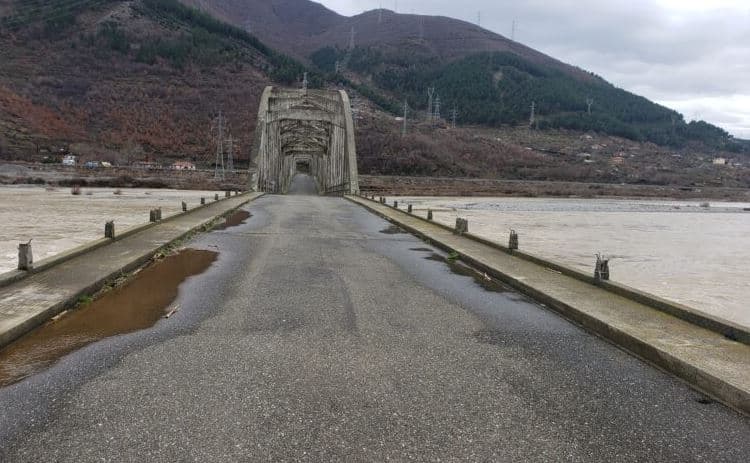 Humbi ekuilibrin dhe ra në lumin Mat, ndërron jetë e moshuara
