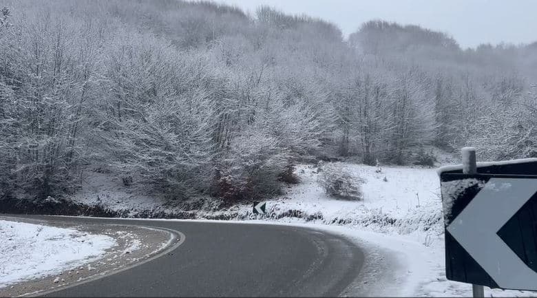 Rikthehen reshjet e borës në qarkun e Korçës, ulen ndjeshëm temperaturat