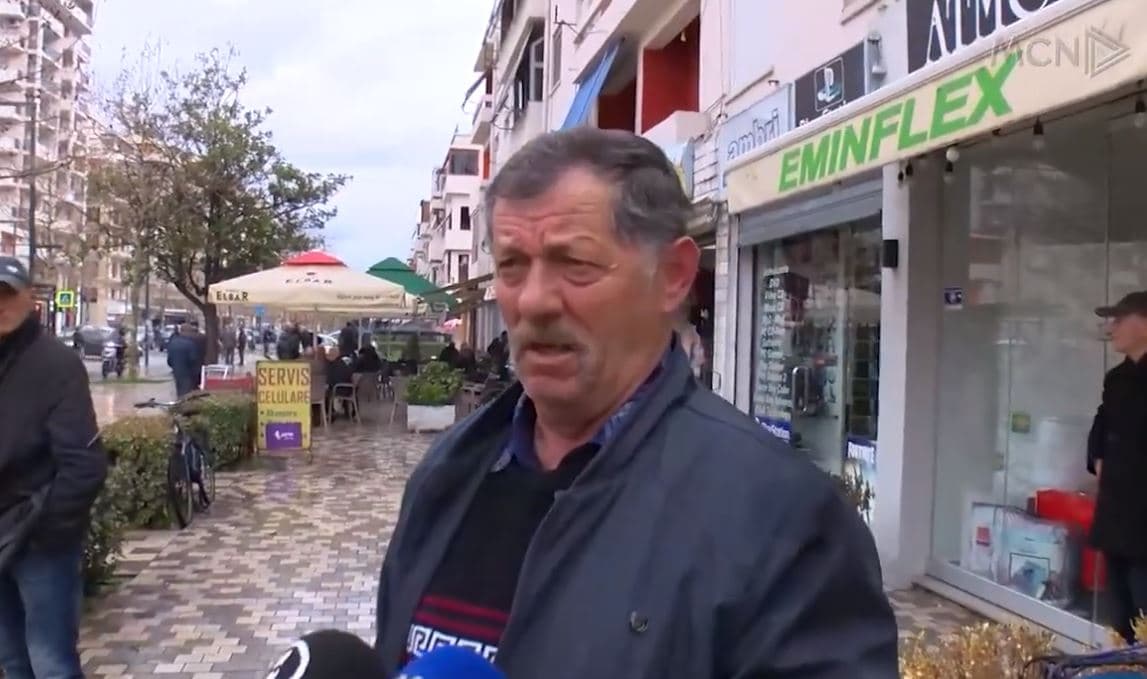 Në radhë për pensionin në Vlorë, të moshuarit: Na thonë që s’ka lekë (VIDEO)