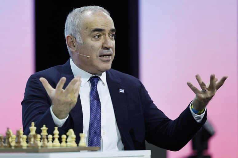 Rusia përfshin Garry Kasparov në listën e terroristëve