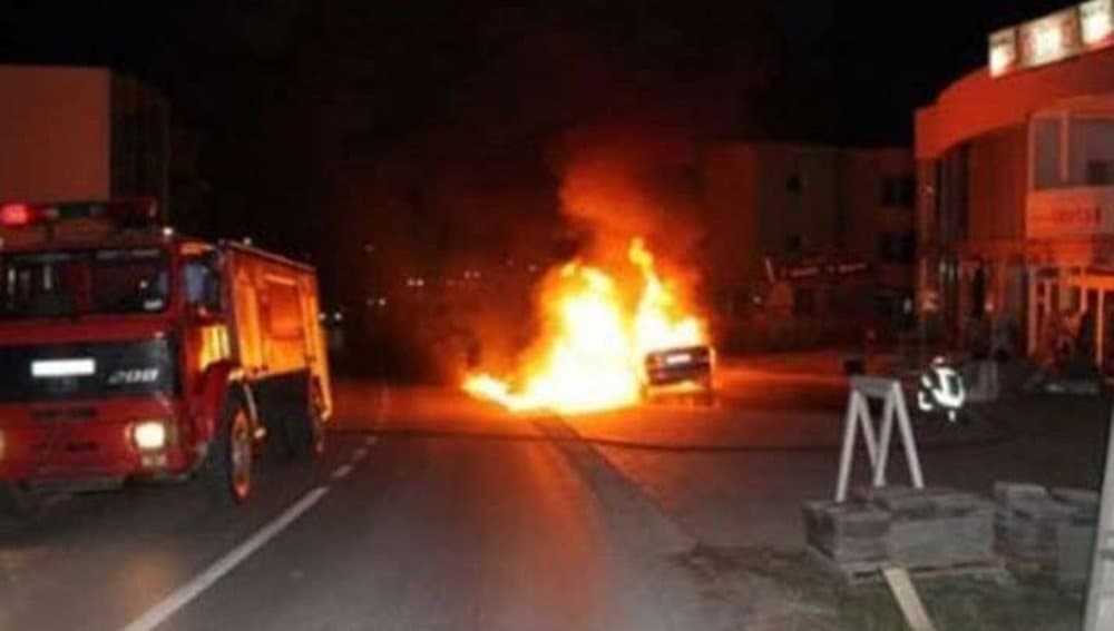 Ishin të parkuara, digjen dy automjete në Cërrik