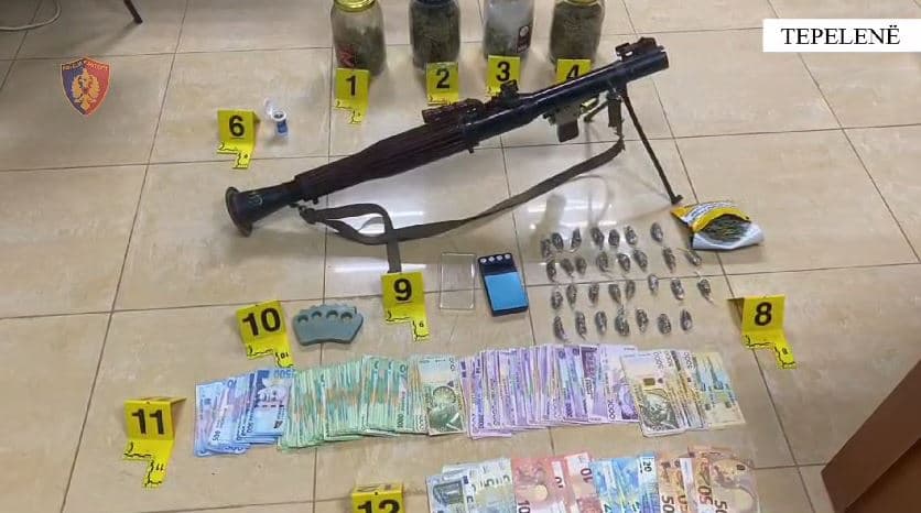 Kanabis, armë zjarri dhe para në banesë/ Arrestohet 65-vjeçari në Tepelenë, një tjetër në procedim