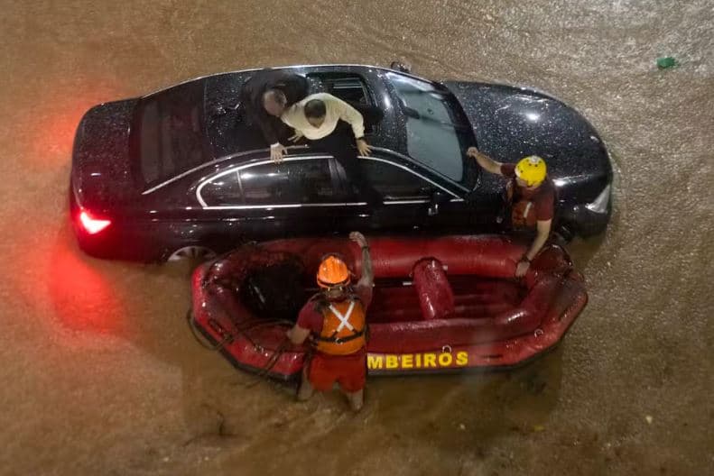Përmbytje në Brazil, zjarrfikësit nxjerrin konsullin e Emirateve nga çatia e makinës