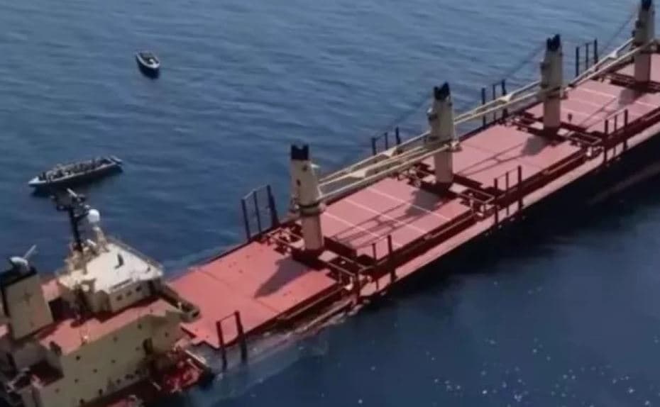 Rebelët Houthi sulmojnë një anije tregtare në Detin e Kuq, tre të vdekur