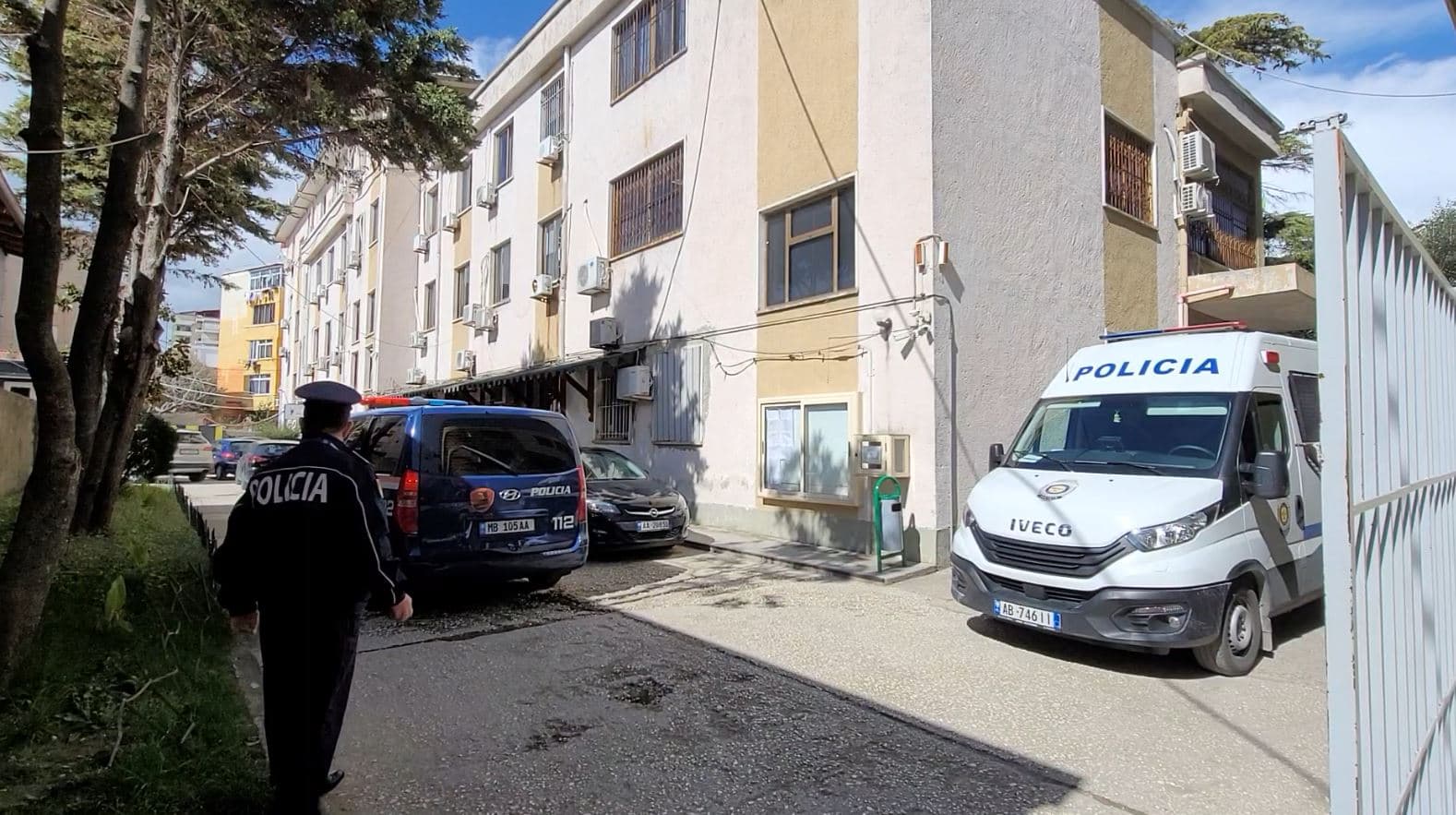 Shpërthimi me dy viktima në Lushnjë, gjykata lë në burg sipërmarrësin