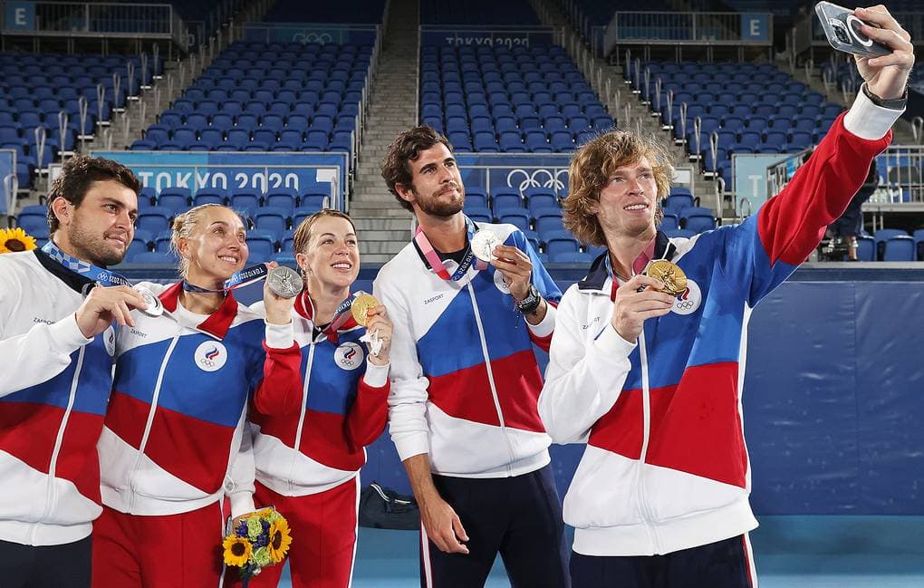 Tenistët rusë do të lejohen të hyjnë në Lojërat Olimpike 2024 si sportistë neutralë