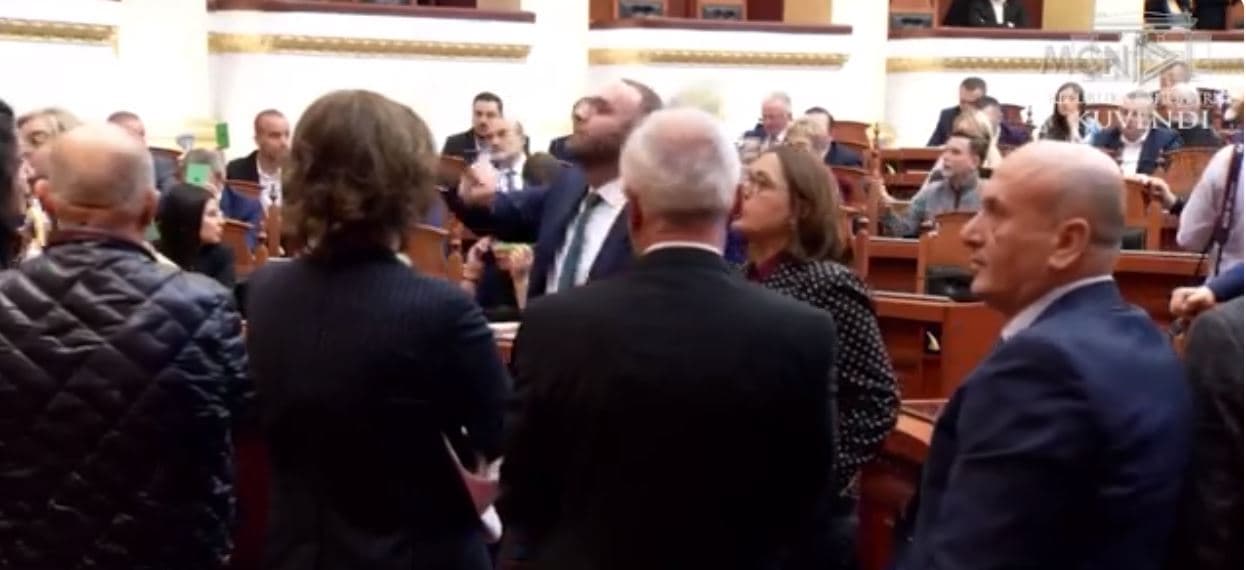 Mazhoranca pa kuorum, voton me 68 deputetë. PD, kërkesë Nikollës dhe Begajt: Shpalleni të pavlefshëm