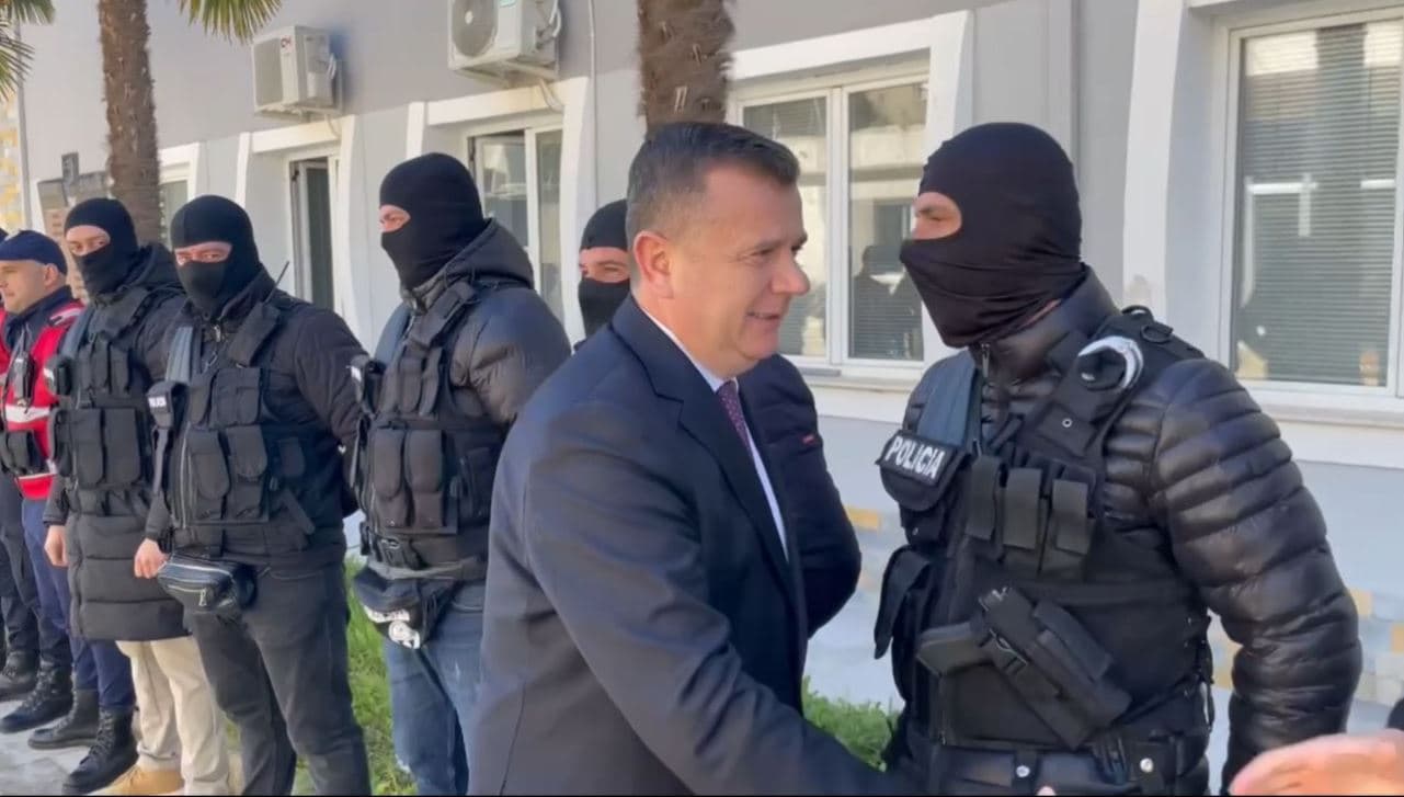 Balla: Policia duhet të forcojë goditjen e grupeve kriminale dhe kontrollet kundër armëmbajtjes pa leje