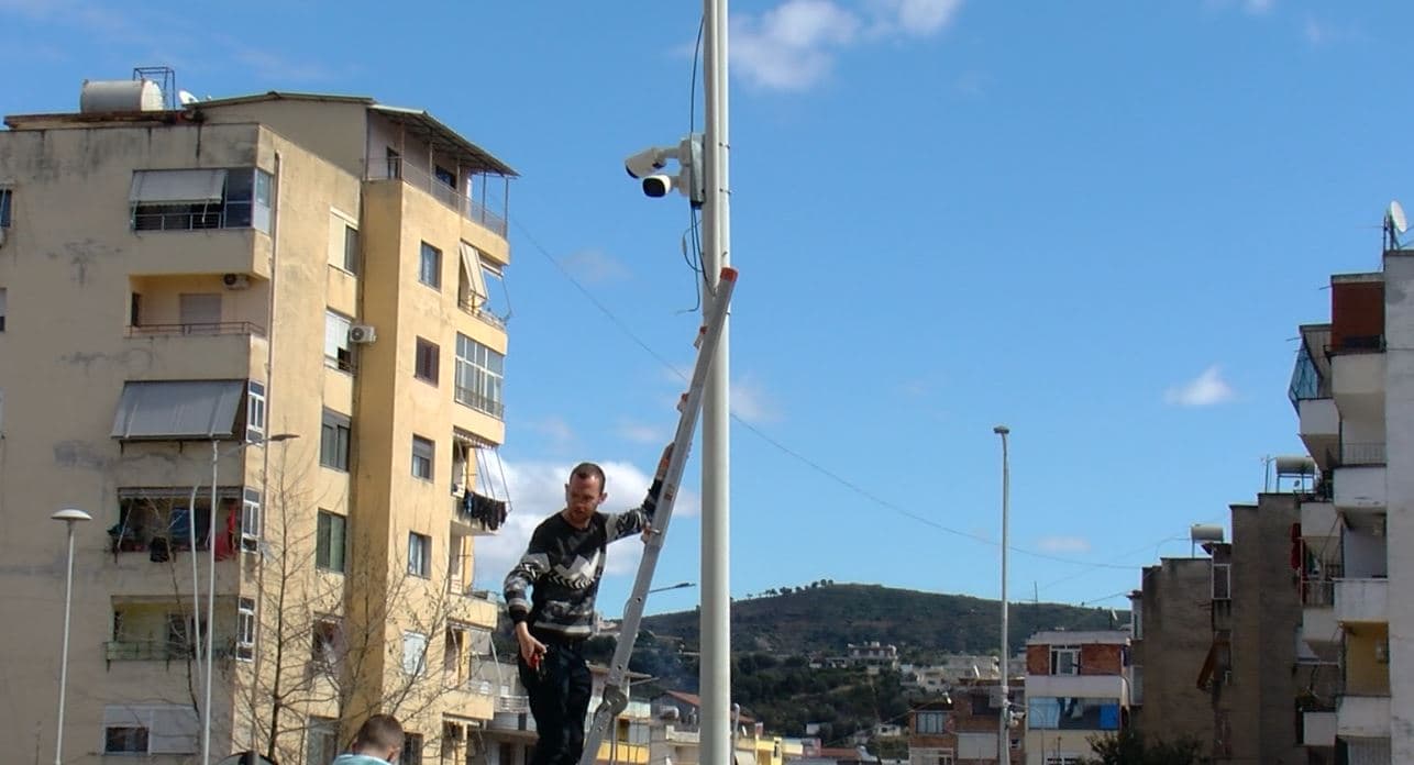 Baza e armëve në Babicë/ Vlora blindohet nga kamerat, në fokus rendi dhe qetësia publike