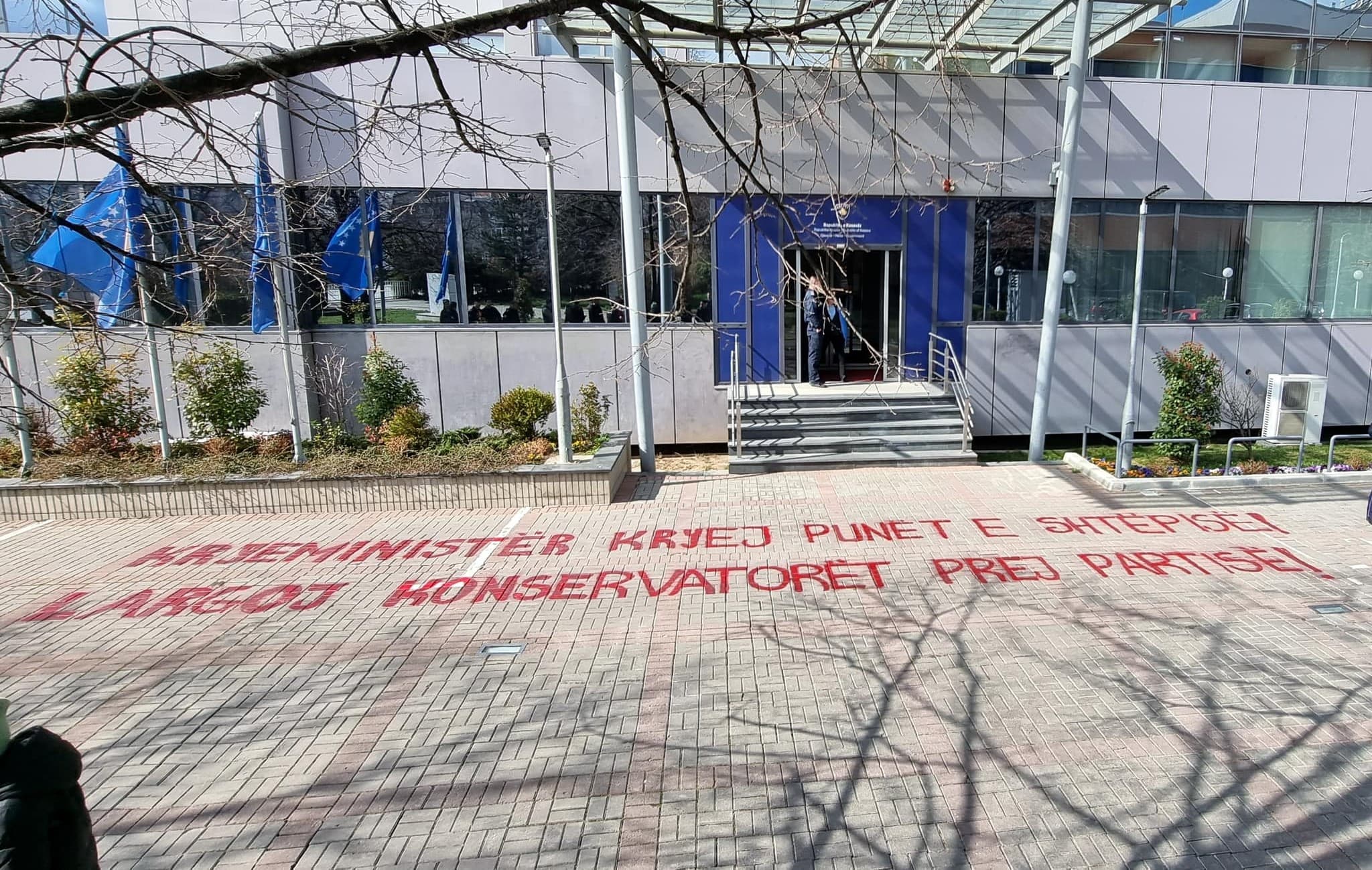 PSD me aksion simbolik para Qeverisë së Kosovës: Kryeministër, kryej punët e shtëpisë!