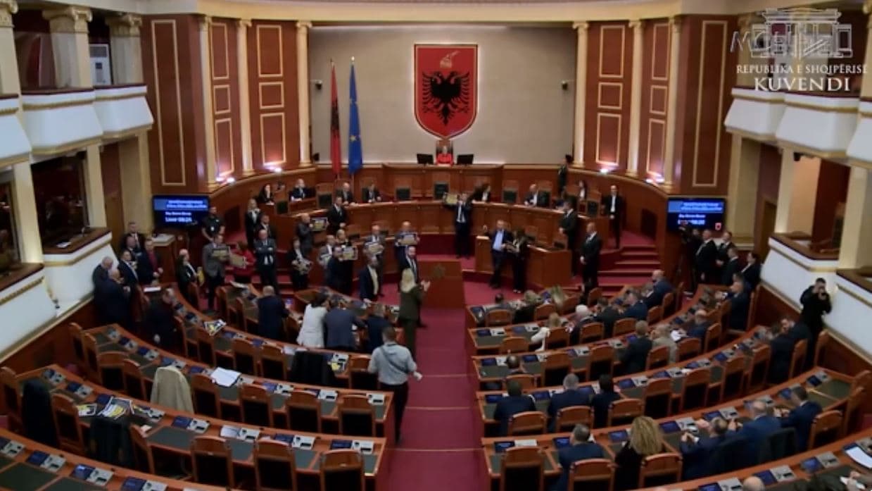 Mazhoranca njeh Rithemelimin. Açka: Bardhi në mision për shkatërrimin e PD zyrtare
