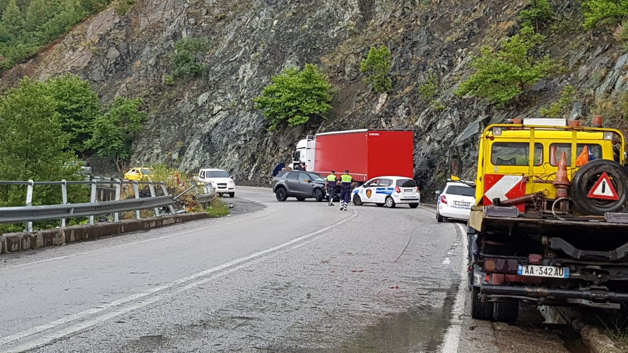 Përplasen dy automjete në aksin Elbasan-Librazhd, 4 të plagosur