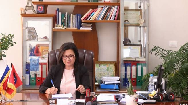 Akuzohet për shkelje të barazisë në tendera, GJKKO pezullon nga detyra prefekten e Fierit Rajmonda Balilaj