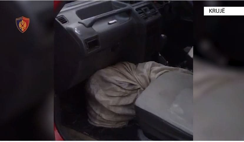 Transportonin 3 kg kanabis/ Dy të arrestuar në Krujë