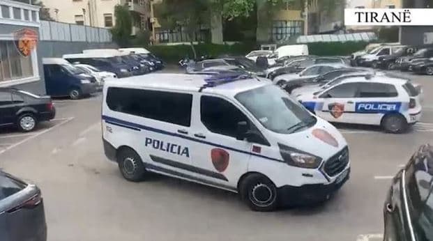 Mbanin doza kokaine me vete, 5 të arrestuar në Tiranë