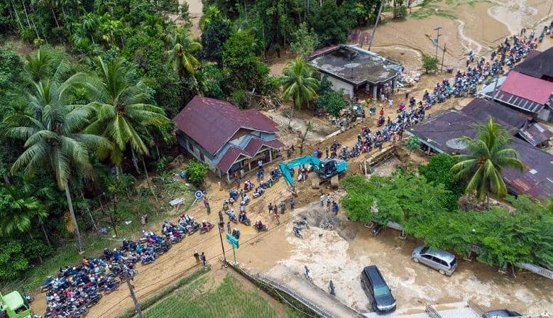 Përmbytje në një ishull të Indonezisë/ 19 të vdekur dhe mijëra të zhvendosur