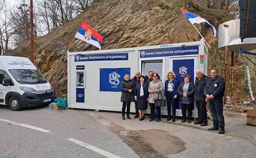 Ngrihen 4 degë bankare serbe në afërsi të kufirit me Kosovën