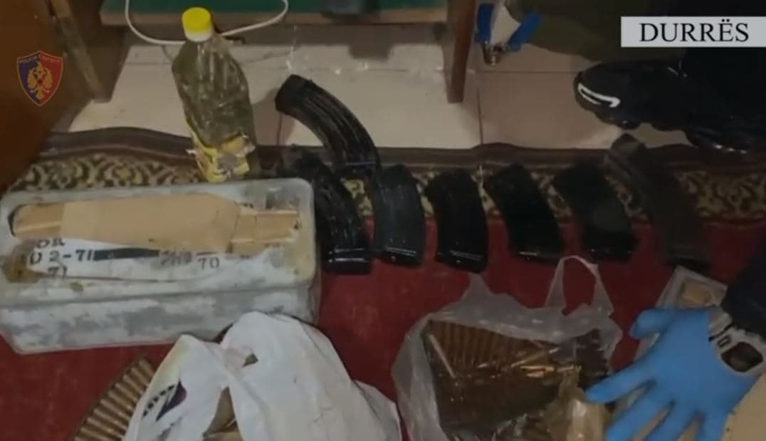 Zbulohet në Sukth baza që furnizonte grupet kriminale me arsenal armësh, arrestohet një person 
