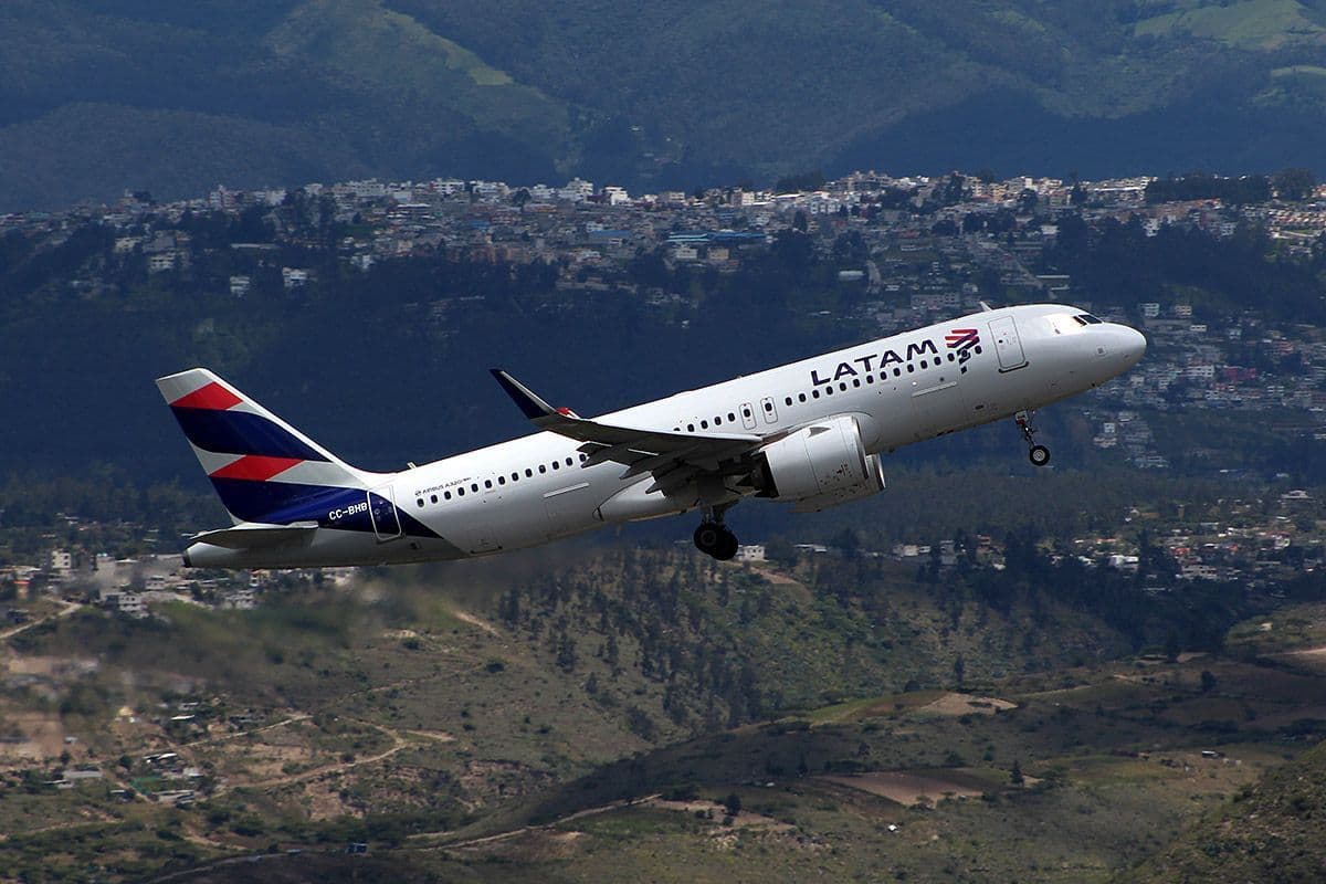 Terror në fluturim, avioni humb lartësinë për shkak të defektit, 50 të plagosur