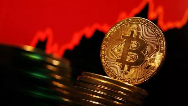 Bitcoin arrin vlerën e mbi 71 mijë dollarëve