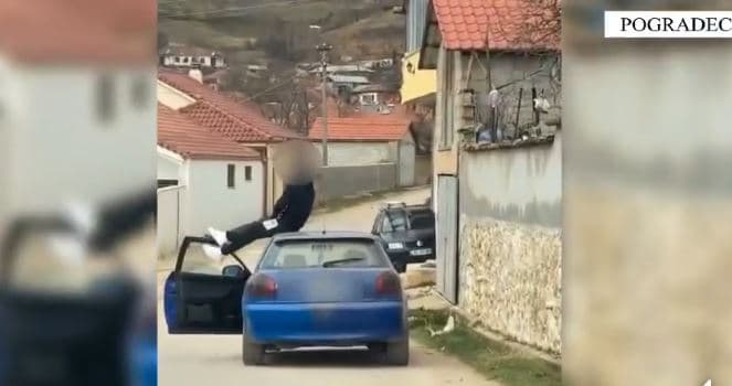 Kreu manovra të rrezikshme hipur mbi makinë, gjobitet 20-vjeçari dhe i hiqet leja e drejtimit