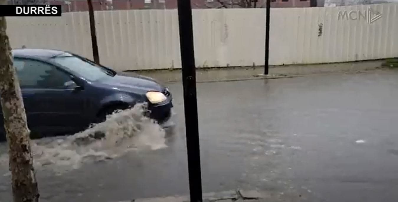 Moti i keq “pushton” vendin/ Pezullohet lundrimi, Balluku: Ndërprerje të energjisë në disa qarqe (VIDEO)